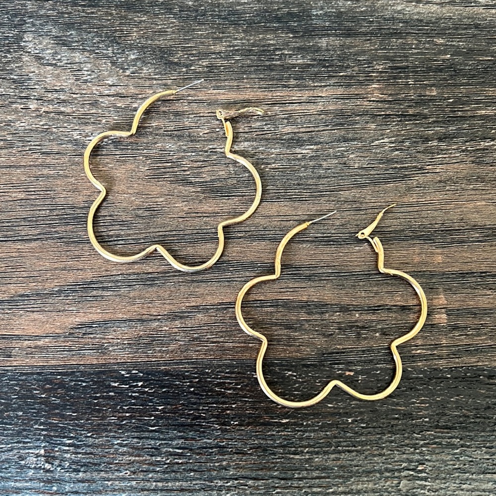 Flower hoop earrings